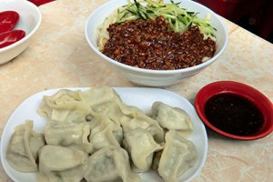 炸醤麺と餃子